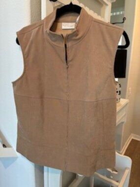 STYLISH SLEEVELESS SUEDE TAN VEST. WORTHINGTON STRETCH,FRONT ZIPPER